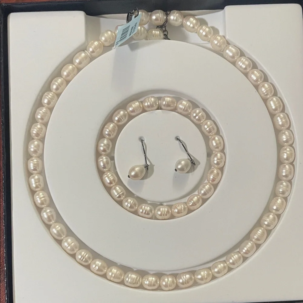 NWT! Vintage Classic Cream Pearl Jewelry 3 pcs Set - Picture 3 of 3